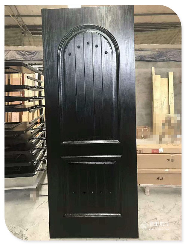 黑色开放漆——欧式风 另外还有一种黑色木门, 在光线充足的情况下透